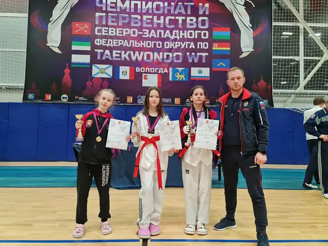 Спортсмены с кубками и медалями