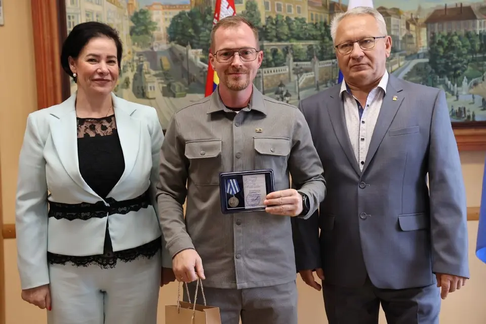 Денис Веселов с юбилейной медалью «80 лет Калининграду»