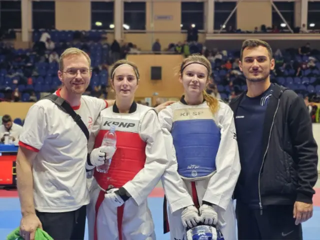 Спортсменки и тренеры на турнире