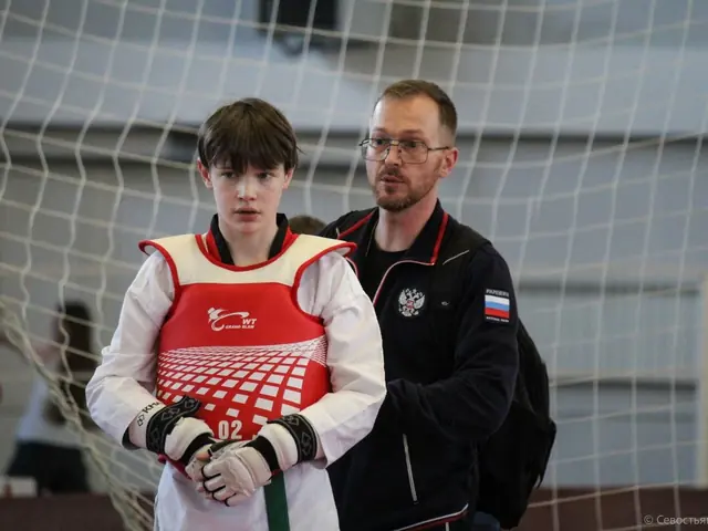 Тренер рядом со спортсменом перед поединком