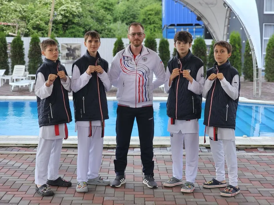 Тренер и спортсмены команды на сборах