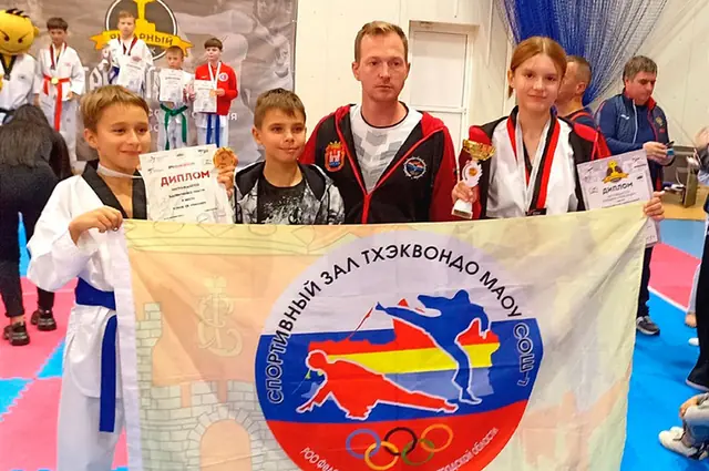 Юные спортсменки с наградами